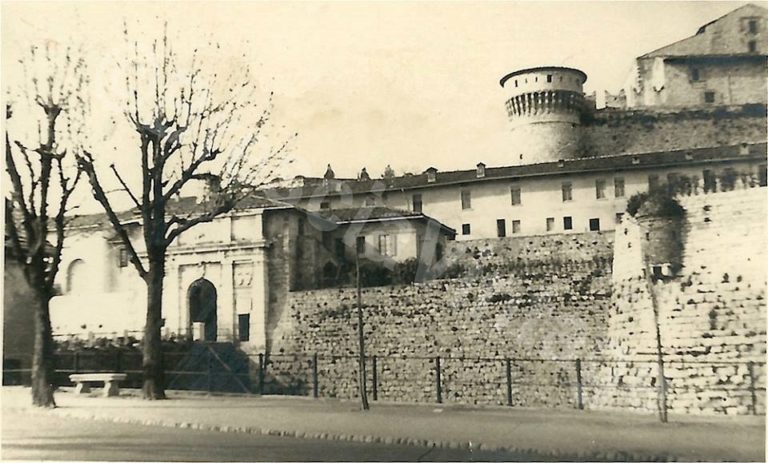 Casa dietro le mura 1956