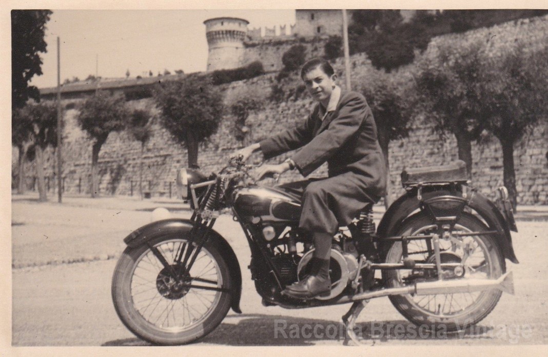 Papà in castello con la sua Moto Guzzi - 1940