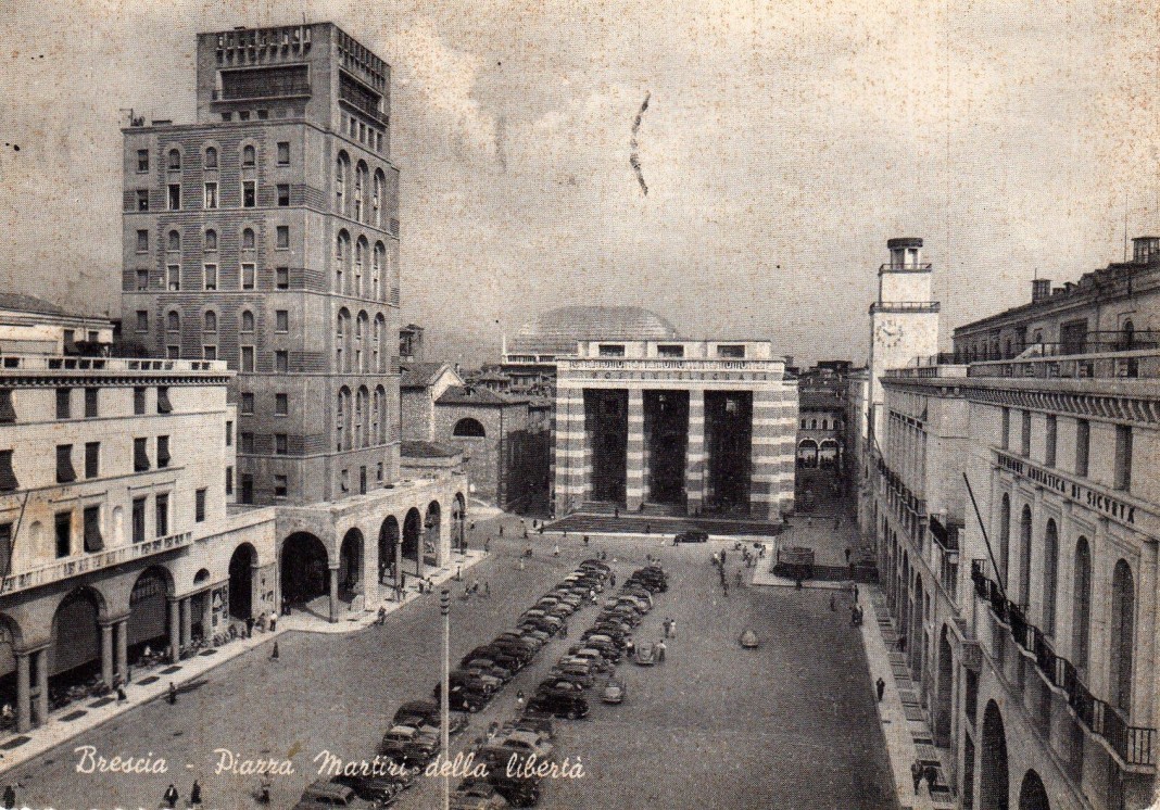 Piazza Martiri della Libertà ora Piazza Vittoria - Cartolina viaggiata 1952