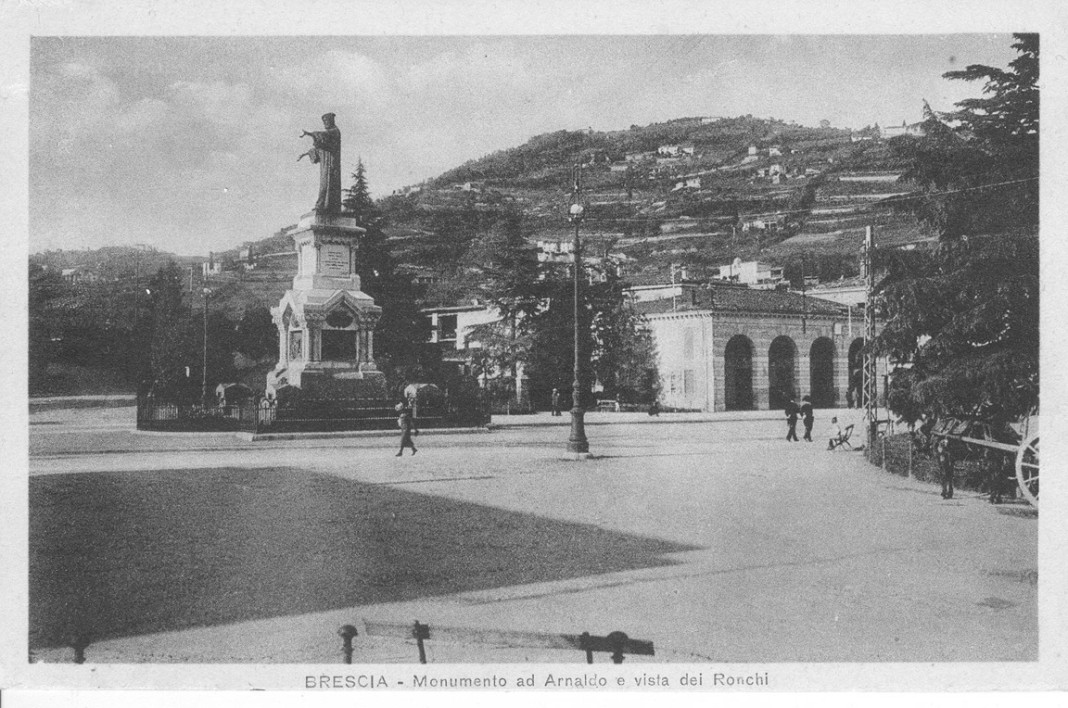 Monumento ad Arnaldo e vista dei Ronchi - 1917