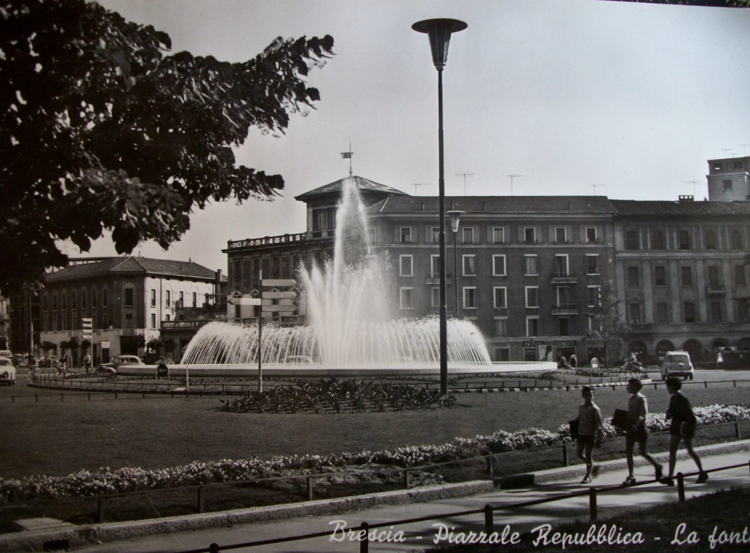 La fontana di piazza Repubblica - Brescia 1959