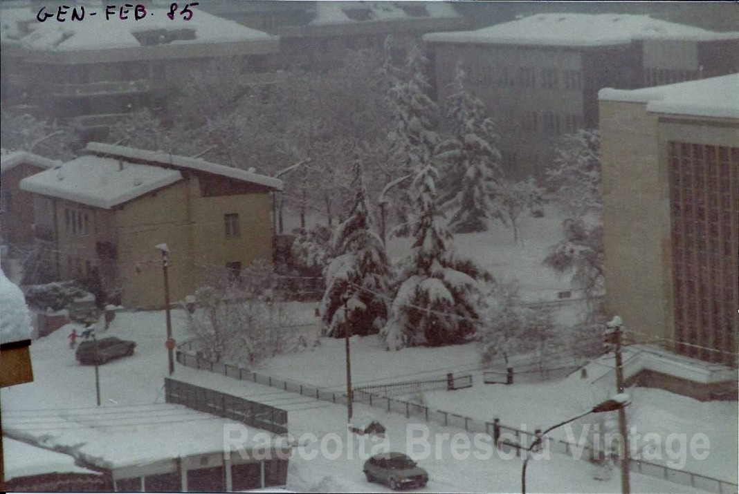 Nevicata del 1985. Siamo in via Gamba angolo con via Veneto.