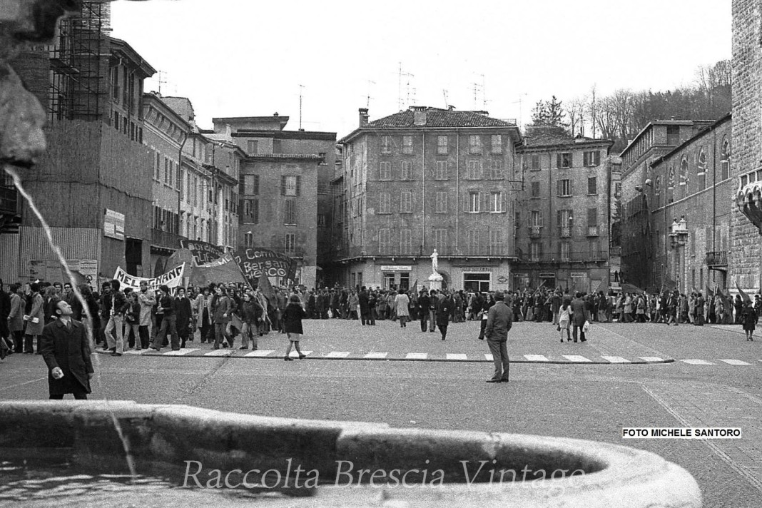 Manifestazione nell'anniversario della strage di Brescia.