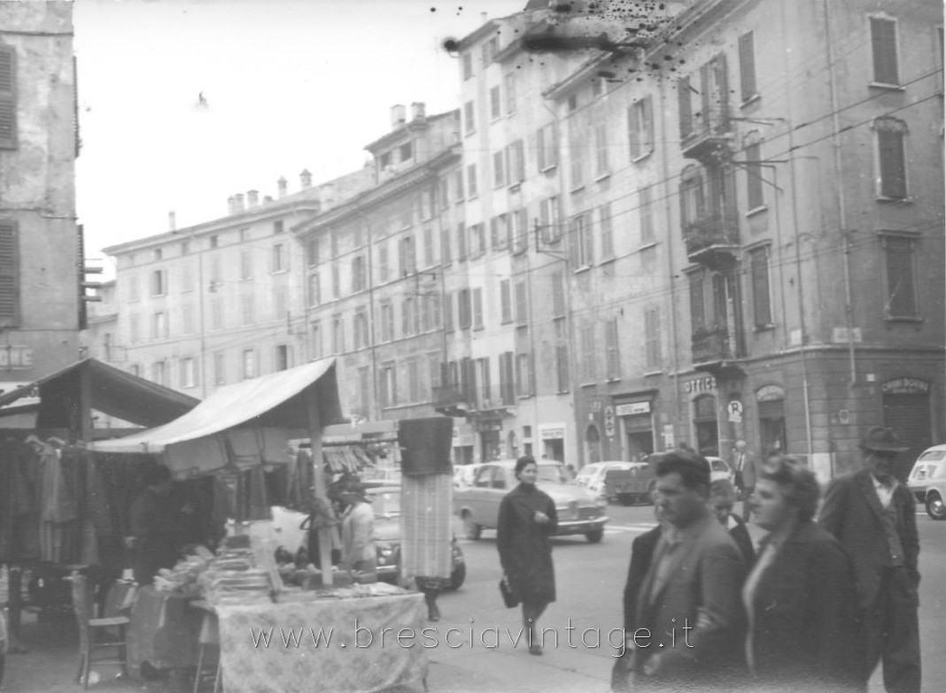 Bancarelle in via san Faustino - Anni 60