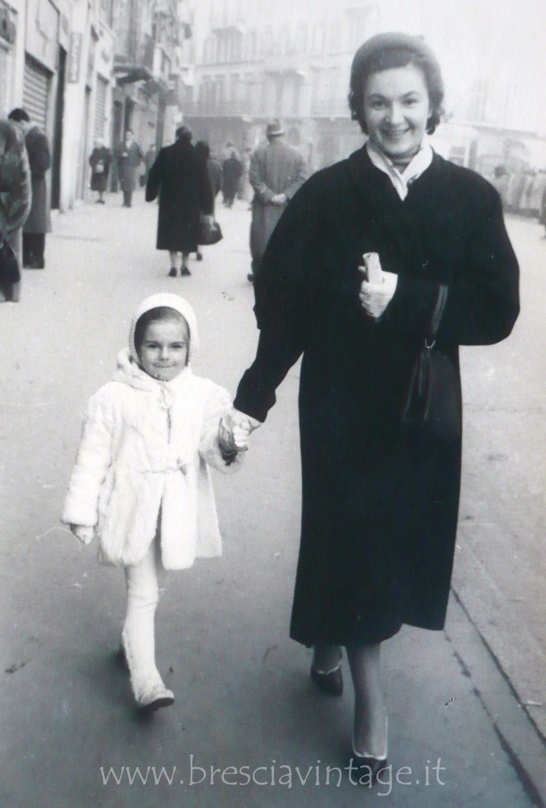 Mia moglie Daniela e la zia Eugenia a passeggio su Corso Zanardelli