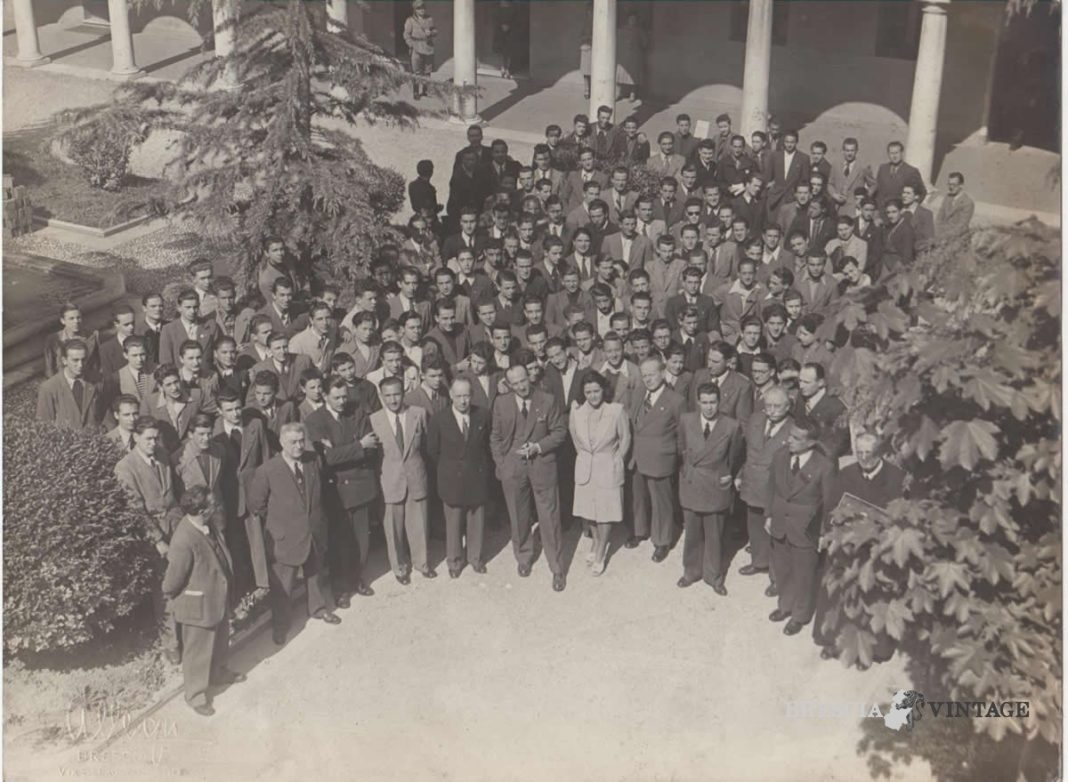 Alunni e docenti della Moretto nel cortile di S.Chiara (circa anni '50)