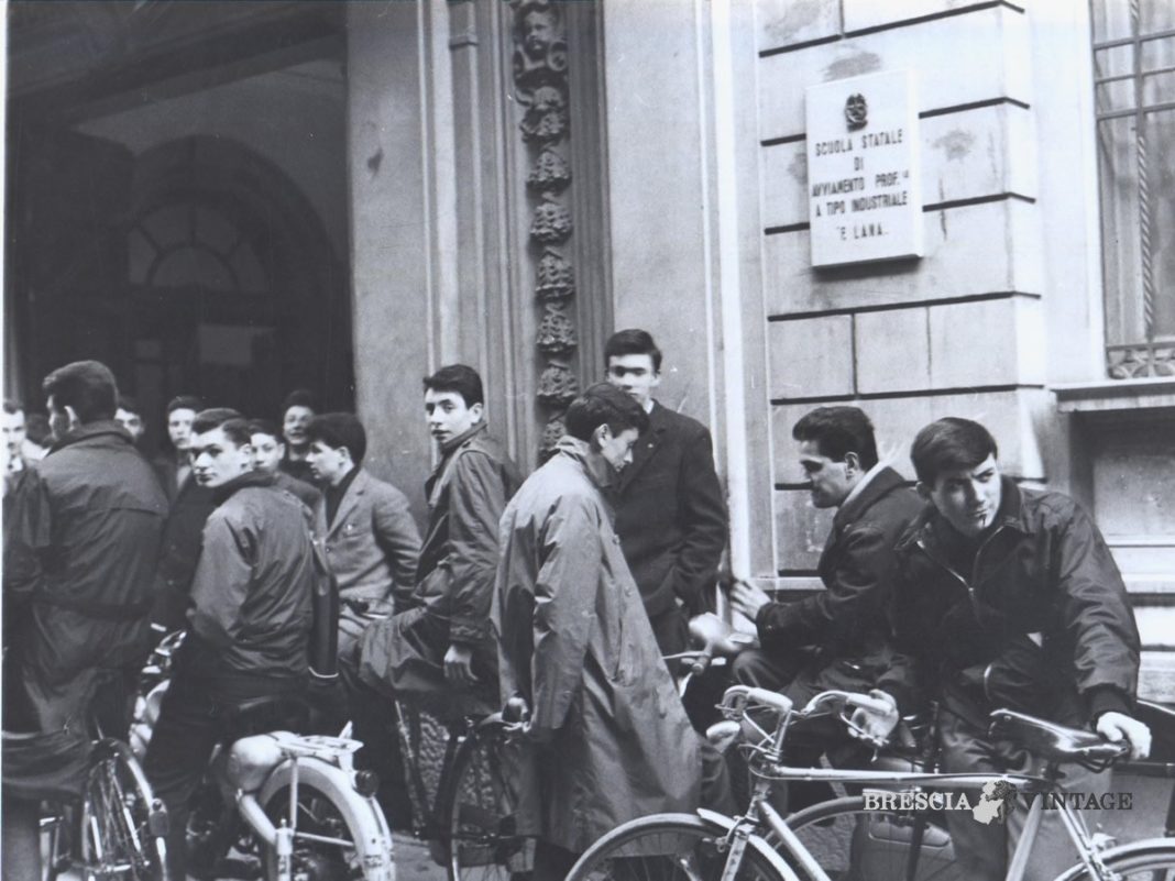 Biciclette all'uscita della scuola Moretto in S.Chiara (1956) - dal libro Dal Moretto all'ITIS Castelli