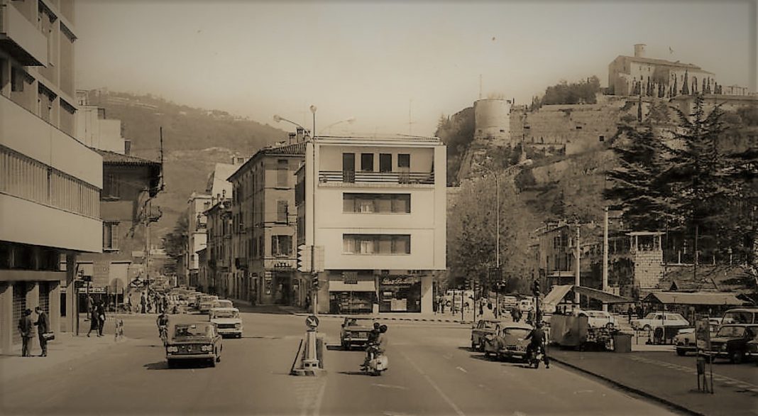 Particolare da una cartolina, via Leonardo da Vinci e piazzale Cesare Battisti.